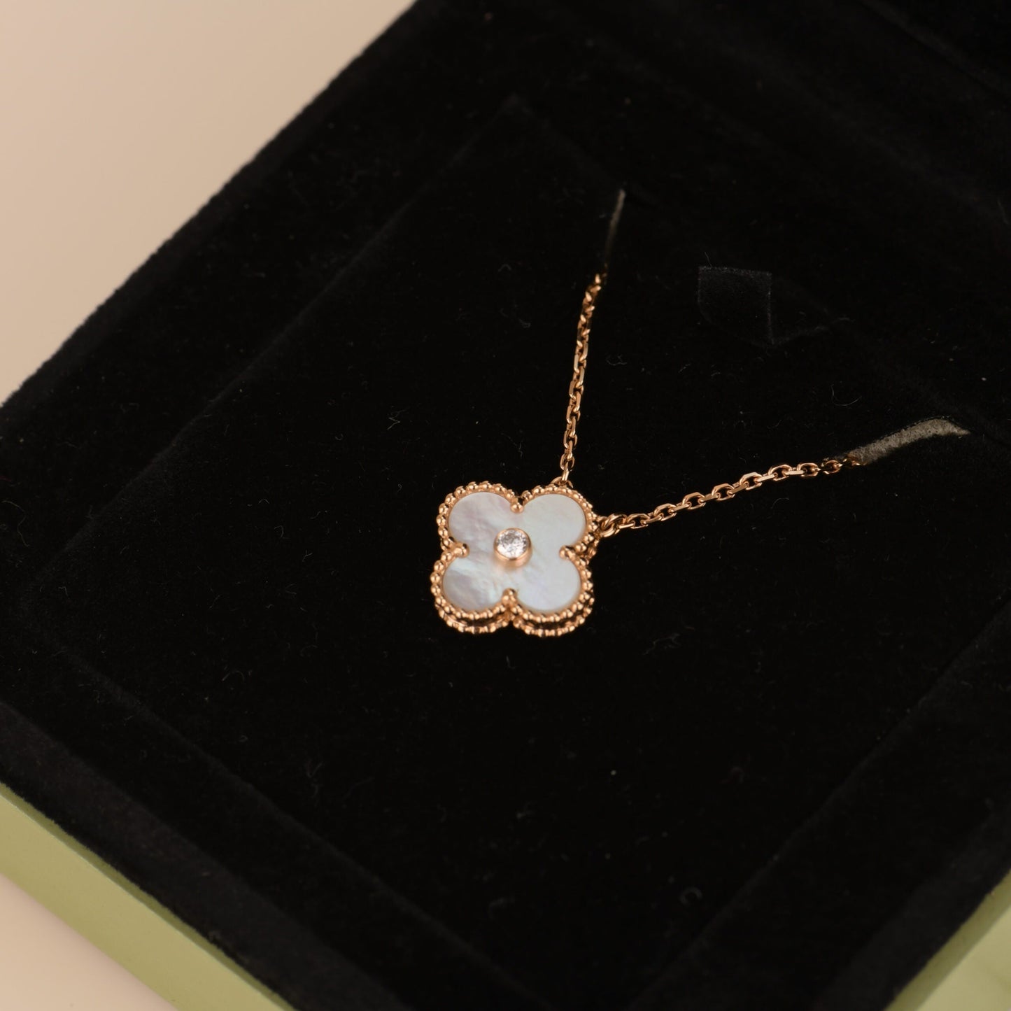 [Elitejewels]CLOVER 15MM DIAMOND WHITE FRITILLARIA NECKLACE