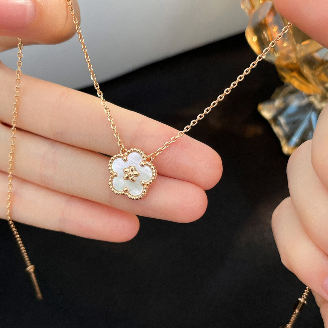 [Elitejewels]LUCKY  WHITE MOP  PLUM BLOSSOM NECKLACE