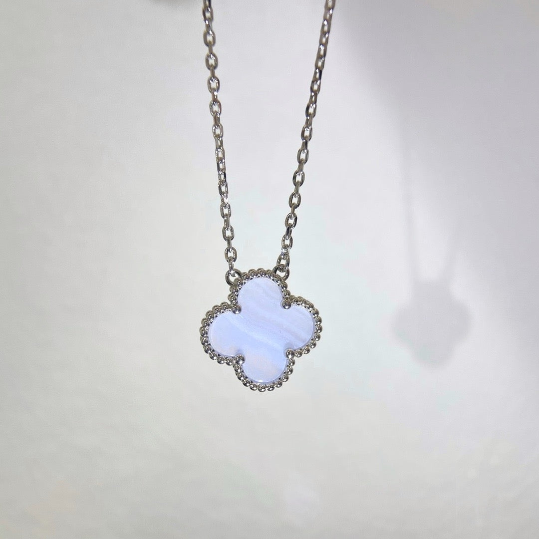 [Elitejewels]CLOVER 15MM BLUE CHALCEDONY NECKLACE SILVER