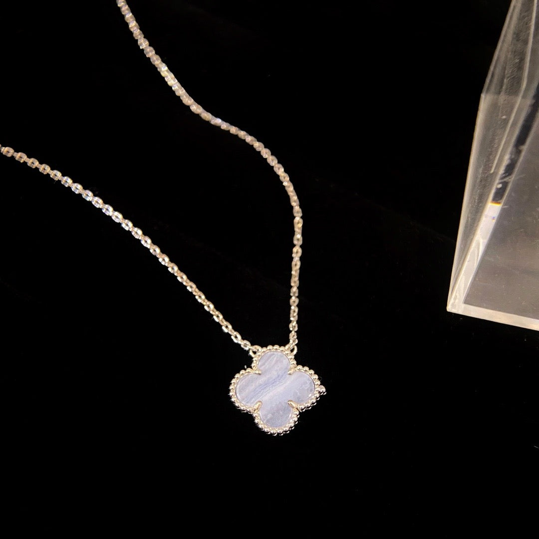 [Elitejewels]CLOVER 15MM BLUE CHALCEDONY NECKLACE SILVER