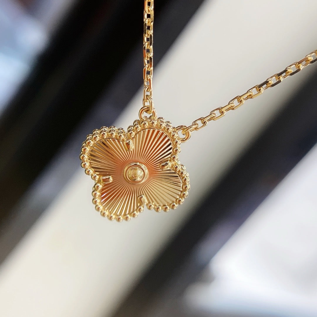 [Elitejewels]CLOVER 15MM LASER NECKLACE