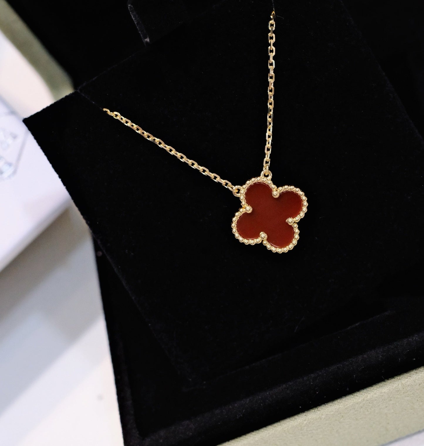 [Elitejewels]CLOVER 15MM CARNELIAN SINGLE FLOWER NECKLACE