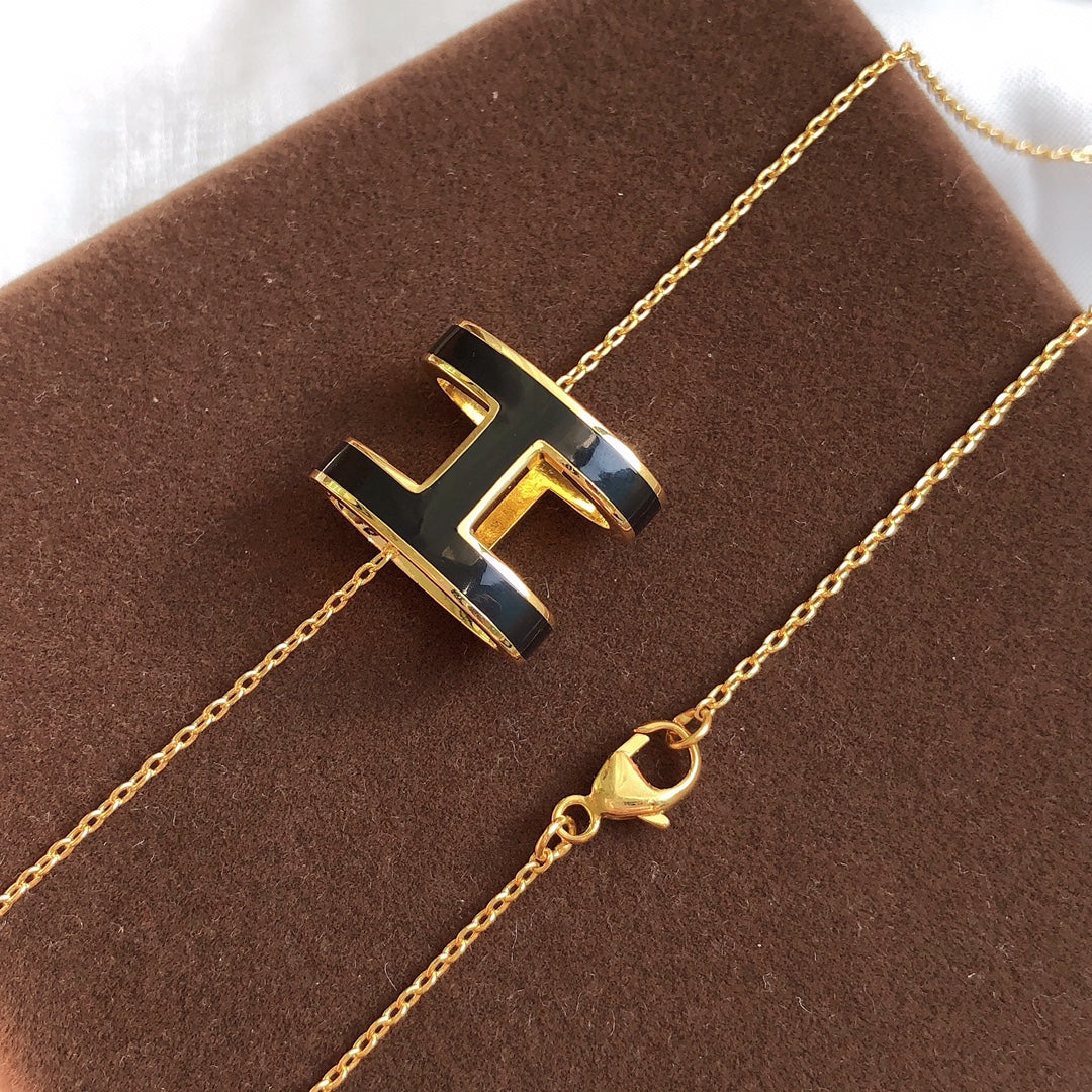 [Elitejewels]HM CLIC BLACK ENAMEL GOLD NECKLACE