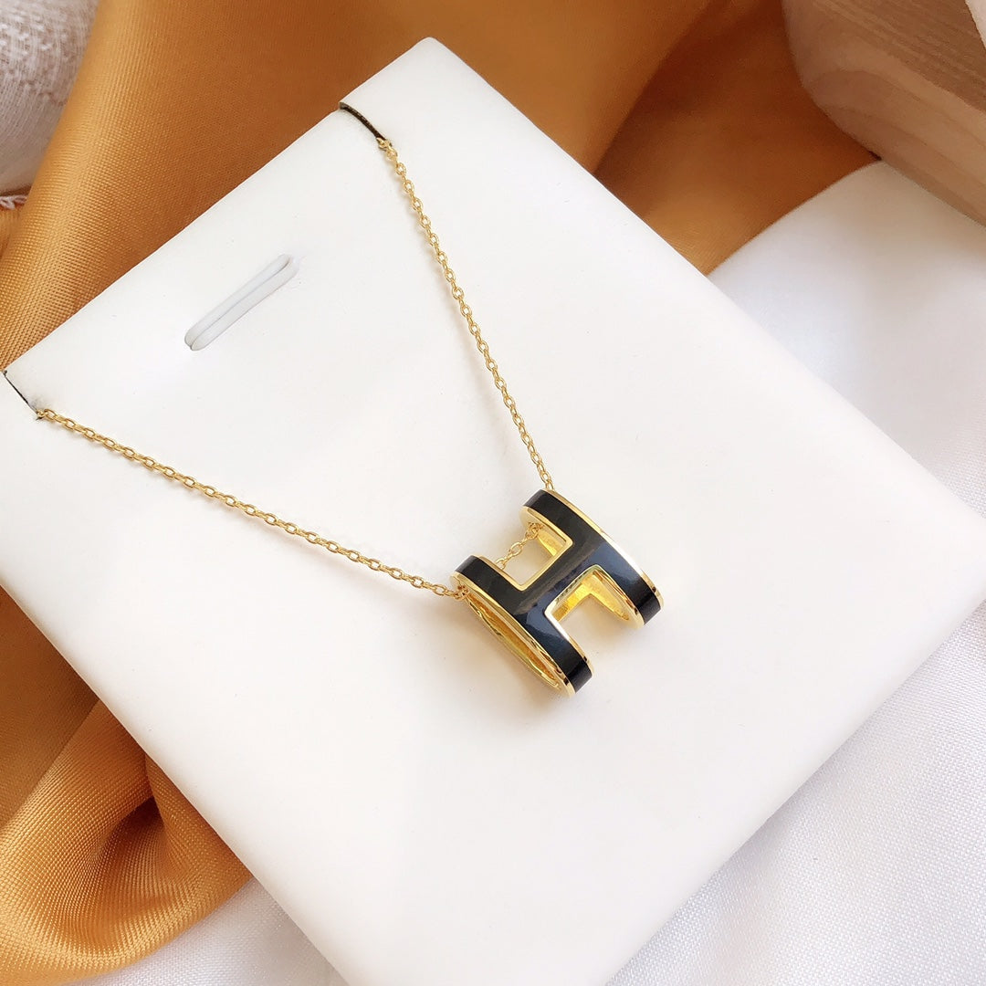 [Elitejewels]HM CLIC BLACK ENAMEL GOLD NECKLACE