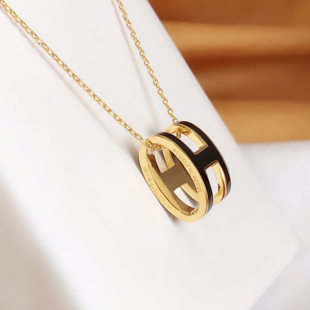 [Elitejewels]HM CLIC BLACK ENAMEL GOLD NECKLACE