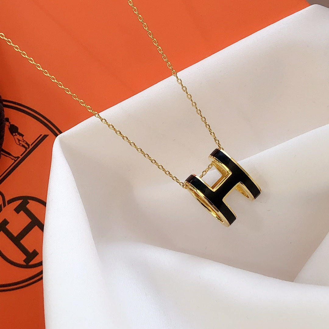 [Elitejewels]HM CLIC BLACK ENAMEL GOLD NECKLACE