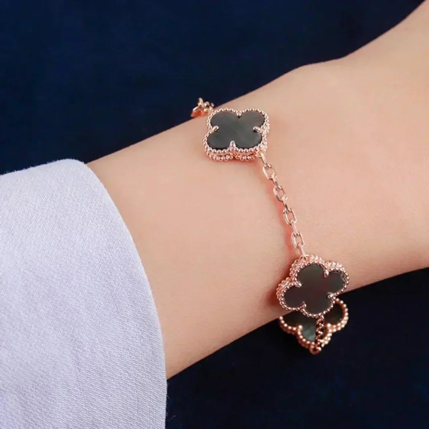 [Elitejewels]CLOVER 5 MOTIF GRAY MOP  BRACELET