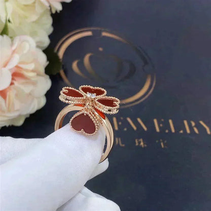 [Elitejewels] RING AUS KARNEOL MIT KLEEBLATT